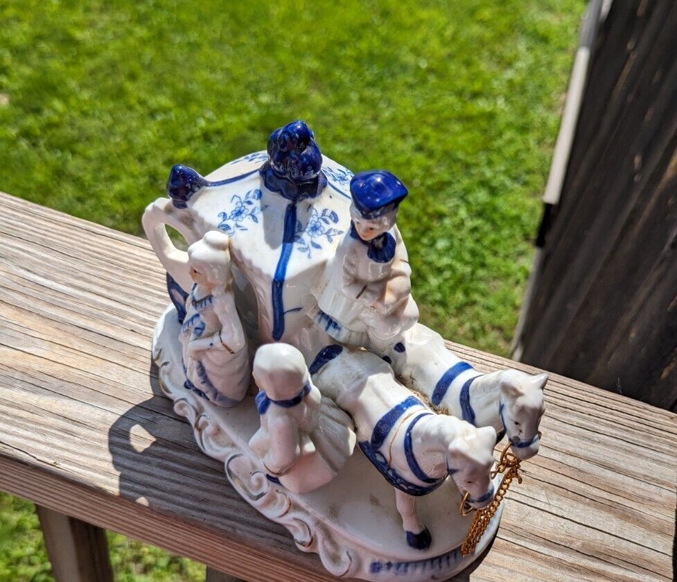 VINTAGE BLUE & WHITE GEORGE & MARTHA WASHINGTON FIGURINE