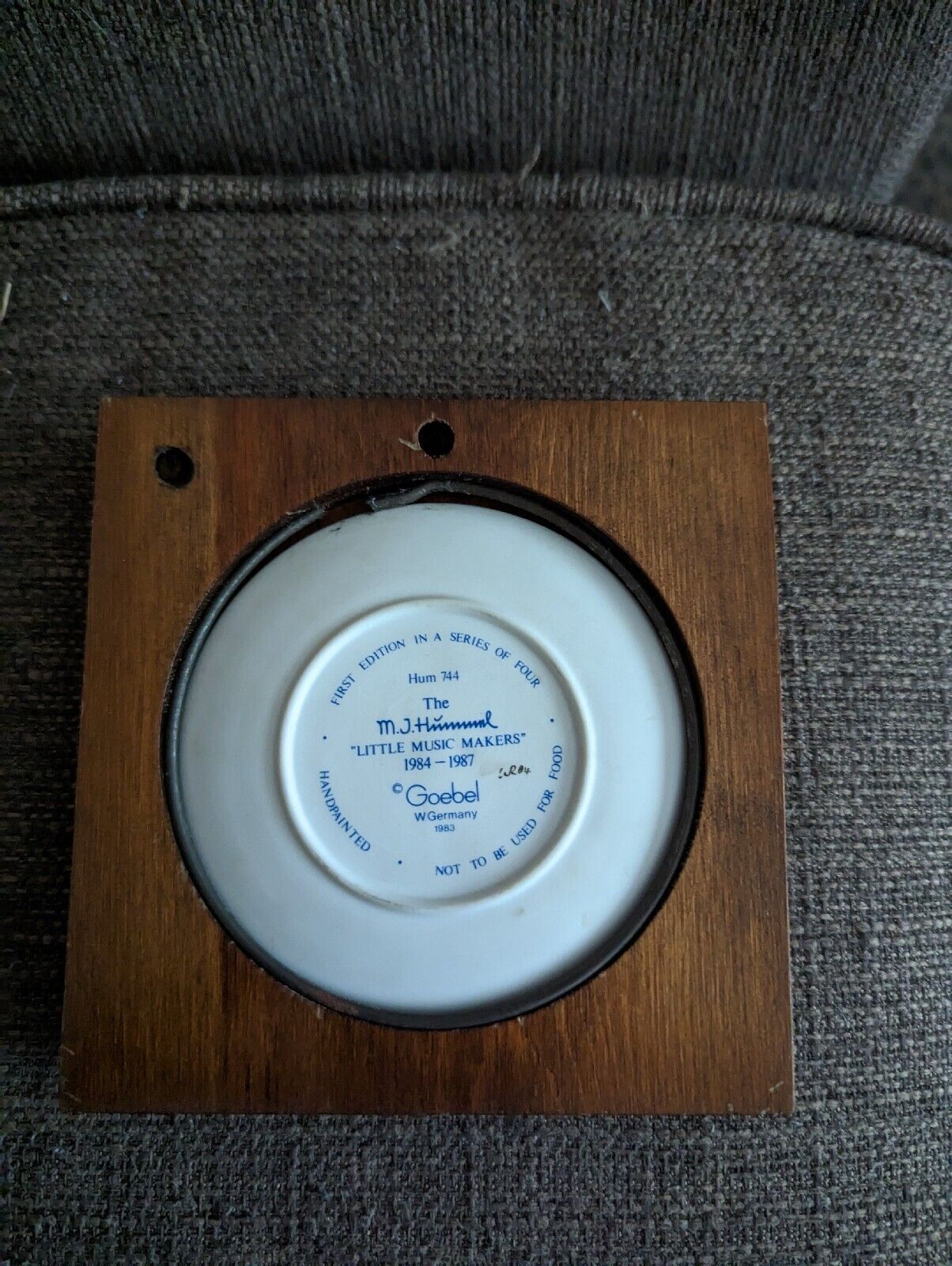 M J Hummel - Goebel Mini Collecor Plate in  Wood Frame 1984 Little Music Maker