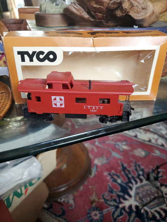 TYCO HO SCALE  IN BOX 8 WHEEL CABOOSE SANTA FE 327J:350 Train Car