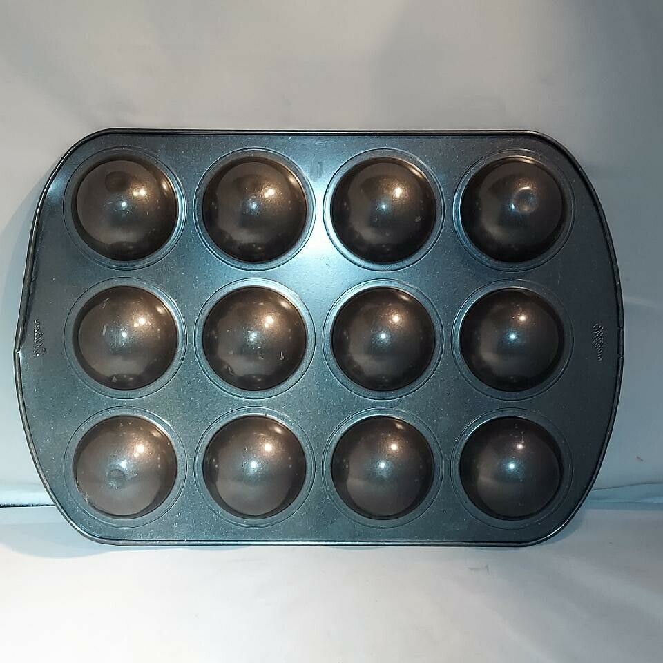 Wilton 12 Largw Muffins Baking Pan