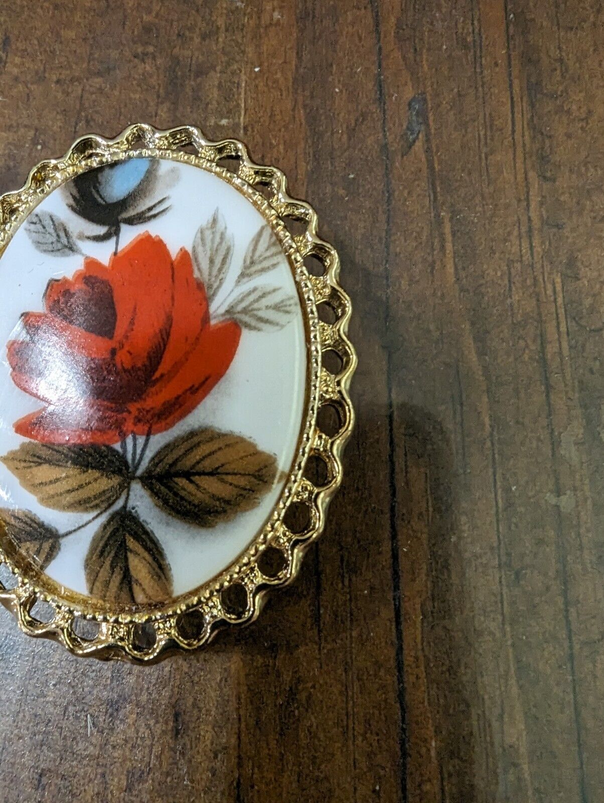 Vintage Gold frame oval shape red rose flower design Brooch pin