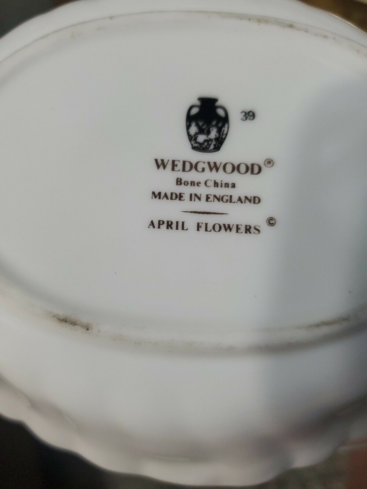 WEDGWOOD APRIL FLOWERS HANDLED CANDY NUT BASKET BONE CHINA MADE IN ENGLAND