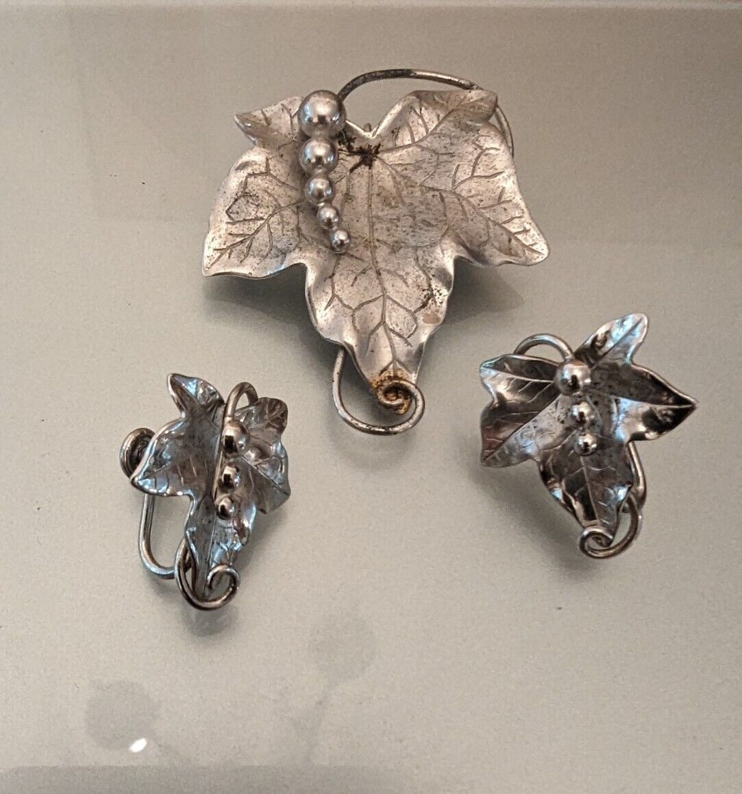 VINTAGE CARL ART STERLING SILVER GRAPE LEAF BROOCH AND EARRING SET 12 grams