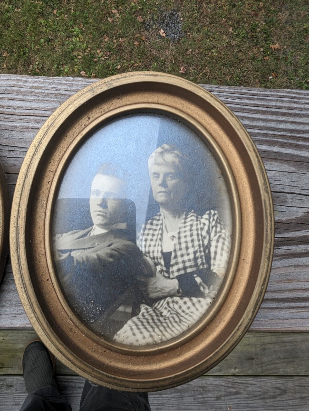 Vintage Old Oval Framed Black And White Photo 6" Top To Bottom