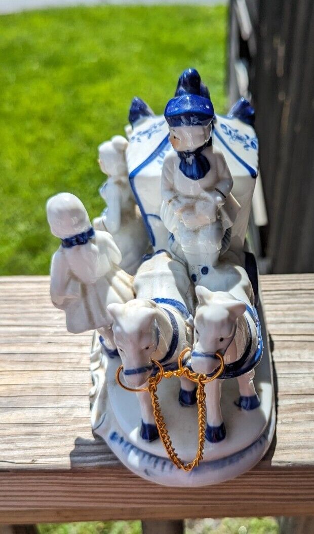 VINTAGE BLUE & WHITE GEORGE & MARTHA WASHINGTON FIGURINE