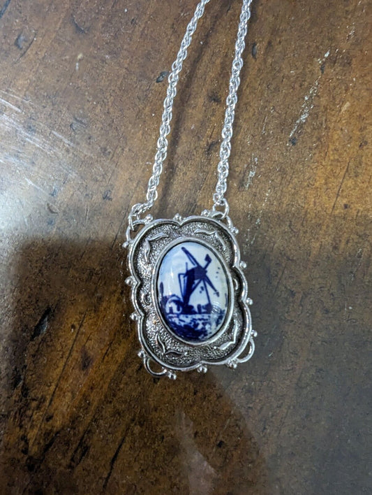 VINTAGE & GORGEOUS SARAH COVENTRY DELFT BLUE PENDANT SILVER COLOR CHAIN NECKLACE