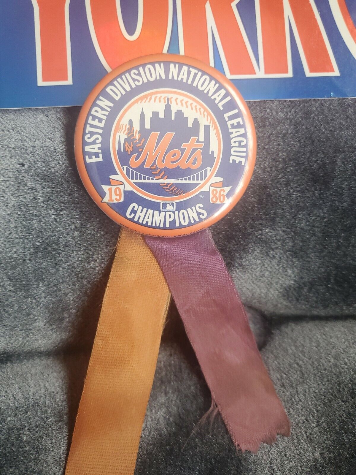 METS 1986 National League CHAMPIONS Baseball BUTTON and 1999 Mets Car Sticker.