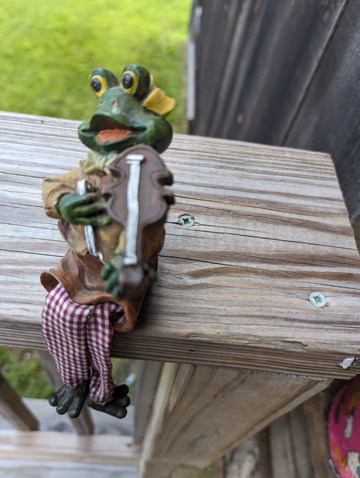 Vintage Fiddle Playing Sitting Frog