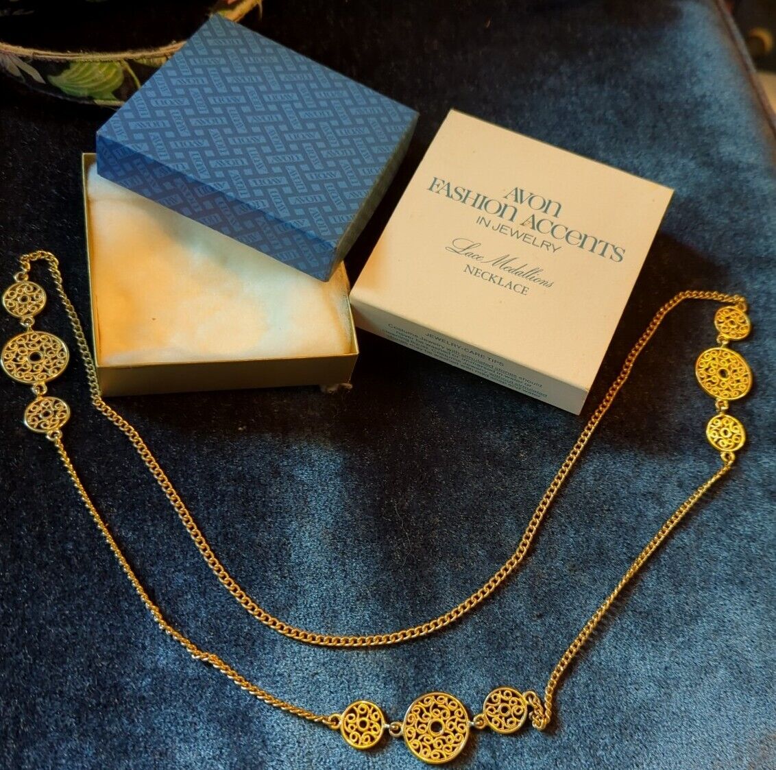 Vintage 1975 Avon Lace Medallions Necklace in original box