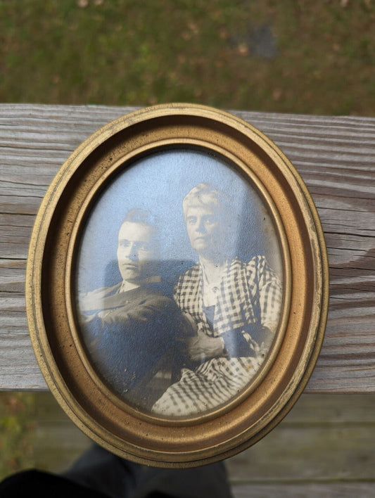 Vintage Old Oval Framed Black And White Photo 6" Top To Bottom