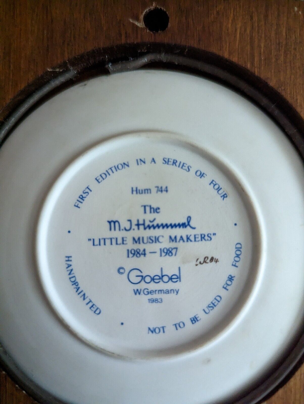 M J Hummel - Goebel Mini Collecor Plate in  Wood Frame 1984 Little Music Maker