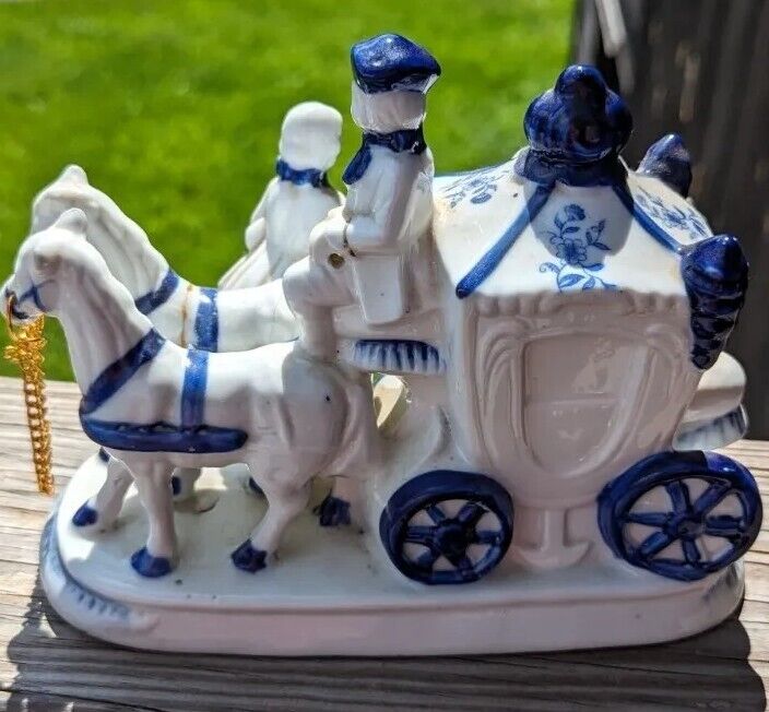 VINTAGE BLUE & WHITE GEORGE & MARTHA WASHINGTON FIGURINE