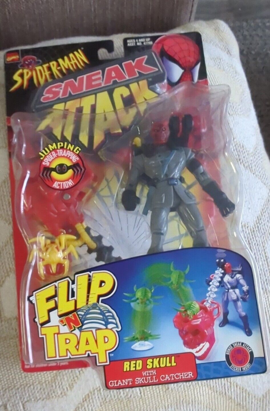 Spider-Man Sneak Attack Flip 'n Trap Red Skull w/ Skull Catcher Toy Biz 1998